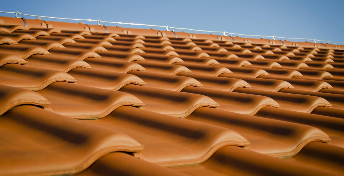 Wsparcie doradcze przy wyborze dachówki cementowej – jak to wygląda w praktyce?