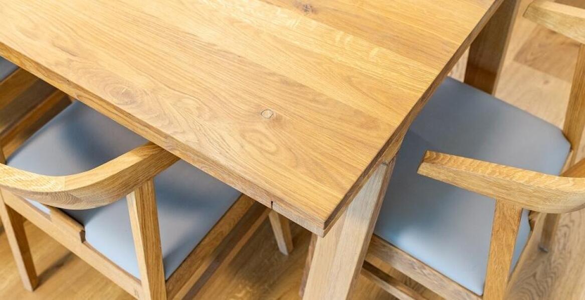 Nowoczesne stoły dębowe – połączenie trwałości i design
