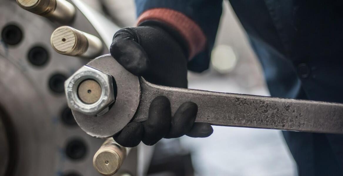 Jakie są najczęstsze błędy podczas montażu maszyn i jak ich unikać?