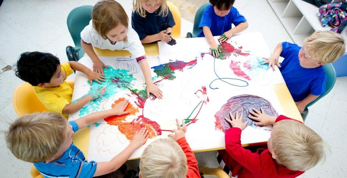 Jakie korzyści płyną z nauki poprzez zabawę w żłobku z orzeczeniem?