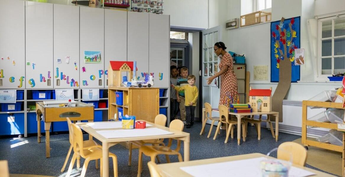 Jakie korzyści płyną z kameralnej atmosfery w żłobku z angielskim?