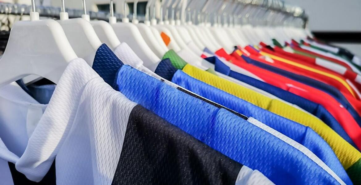 Jakie są najpopularniejsze wzory na t shirtach z własnym nadrukiem w 2023 roku?