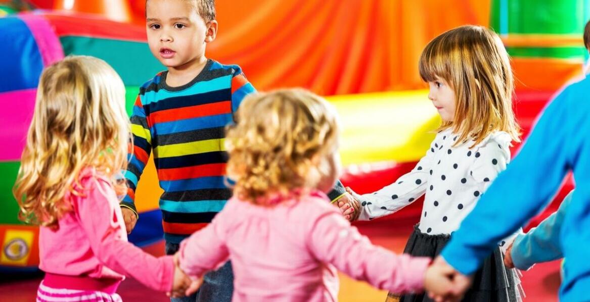 Jak przygotować się do organizacji transportu na kolonie dla dzieci?