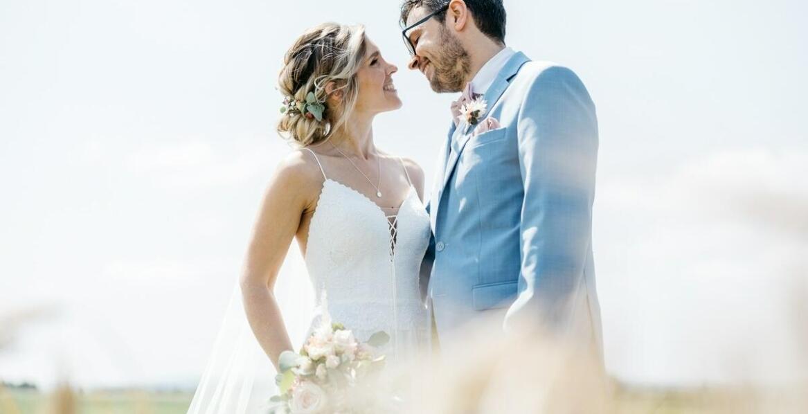 Jakie techniki fotograficzne wykorzystać podczas sesji zdjęciowych na weselu?