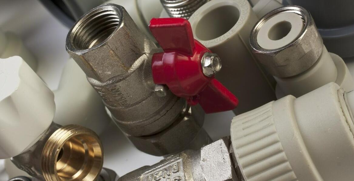 Jakie są koszty związane z montażem i serwisem instalacji sanitarnych?