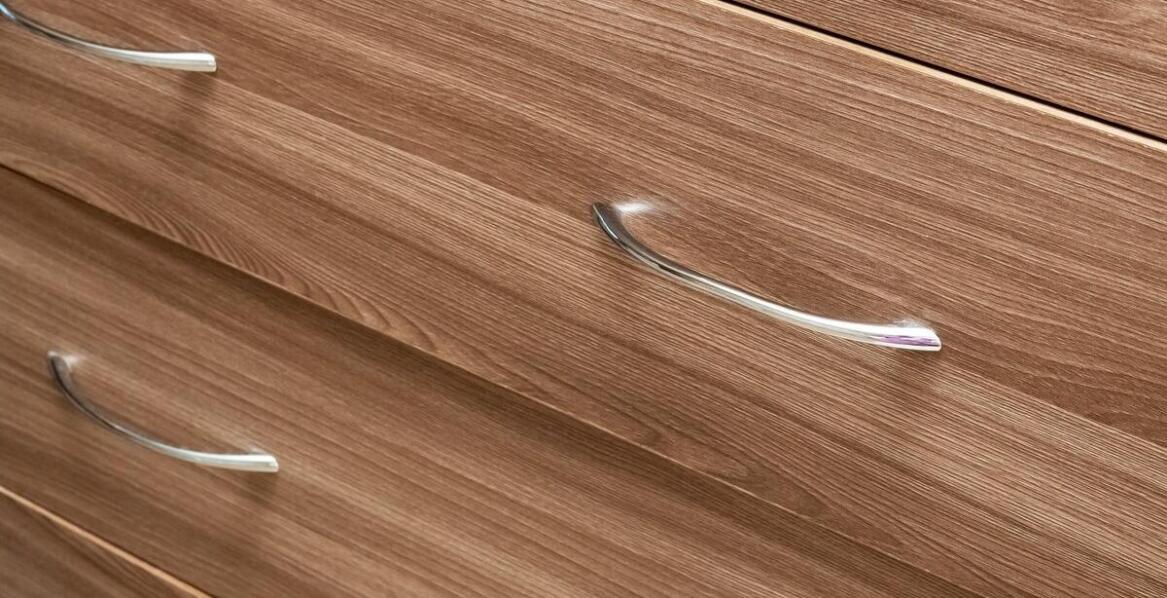 Uchwyt do szyn kolejowych a zrównoważony rozwój transportu miejskiego