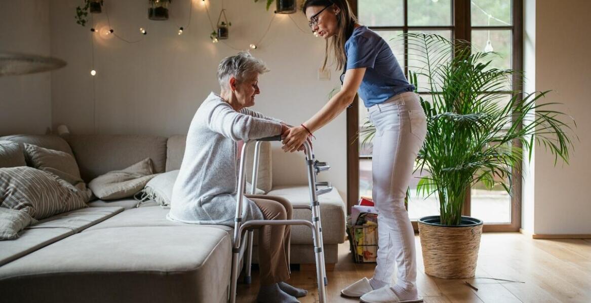 W jaki sposób pomoc społeczna wspiera seniorów w Warszawie?