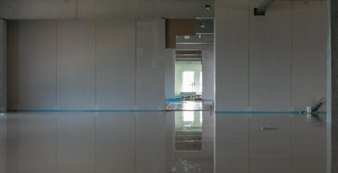 Dlaczego warto stosować folie budowlane przy układaniu posadzek?