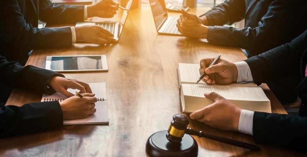 Jakie są kluczowe pytania do prawnika podczas konsultacji online dotyczącej prawa pracy?