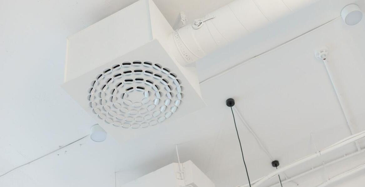 Jakie systemy wentylacji i oświetlenia stosuje się w nowoczesnych lawetach aluminiowych?