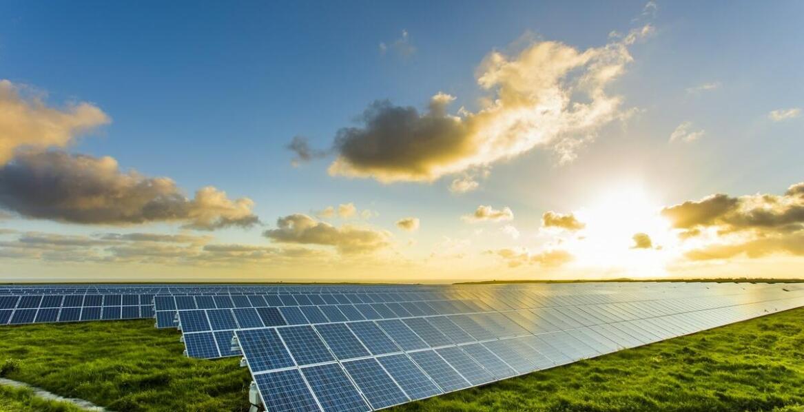 Jakie są korzyści z integracji energii słonecznej i wiatrowej w jednym systemie?