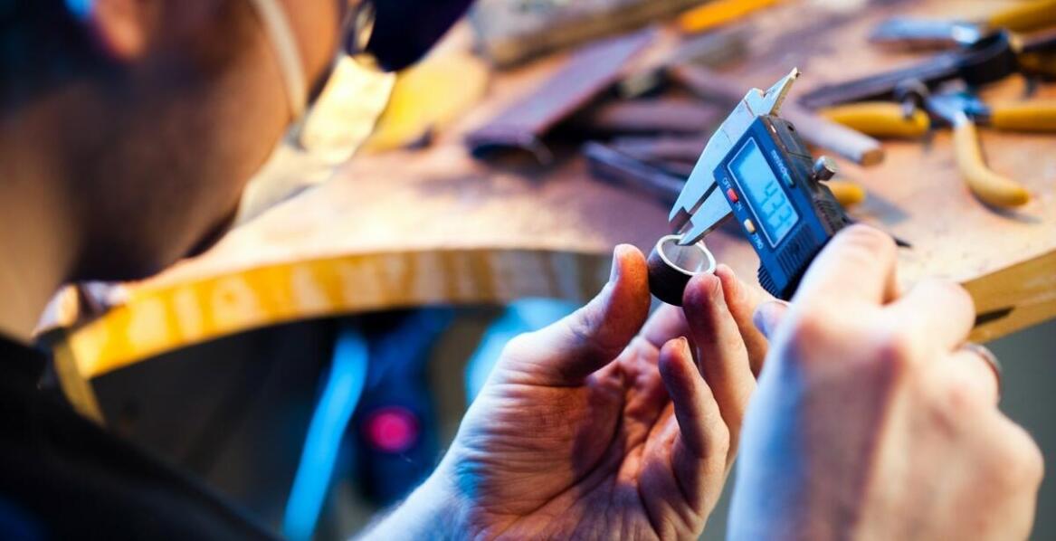 Jakie są zalety korzystania z bezpłatnej zmiany rozmiaru biżuterii?