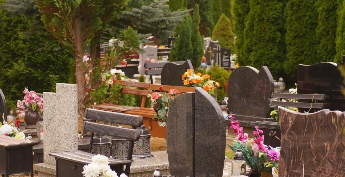 Dlaczego cmentarne ławeczki składane to doskonały wybór na każdy cmentarz?