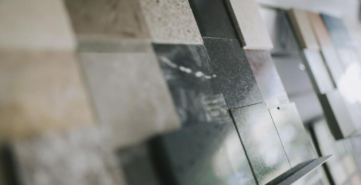 Rola detali w markowych ciuchach damskich – co czyni je wyjątkowymi?