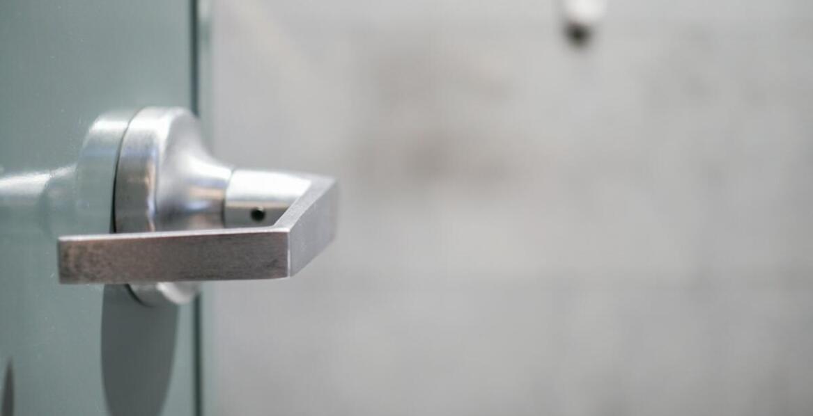 Drzwi sanitarne – materiały, konstrukcja i ich rola w utrzymaniu czystości