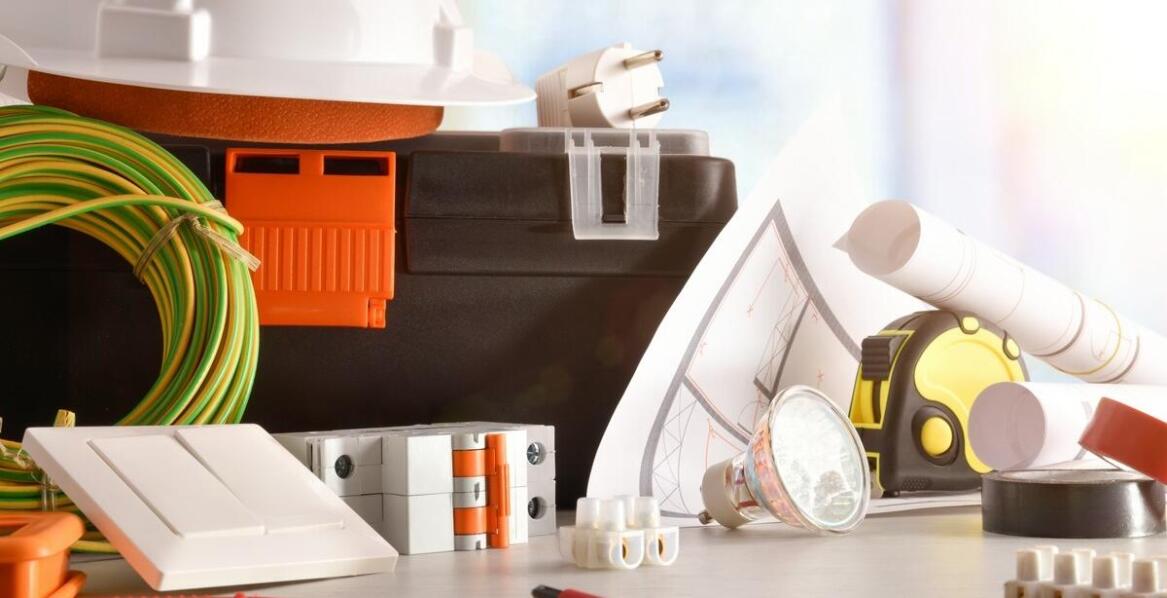 Różnorodność osprzętu elektroinstalacyjnego dostępnego w hurtowniach