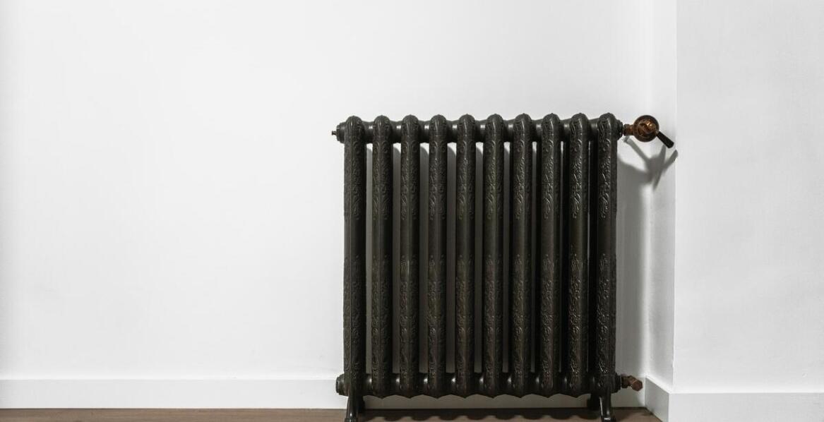 Jakie technologie wpływają na jakość odlewów żeliwnych w przemyśle budowlanym?