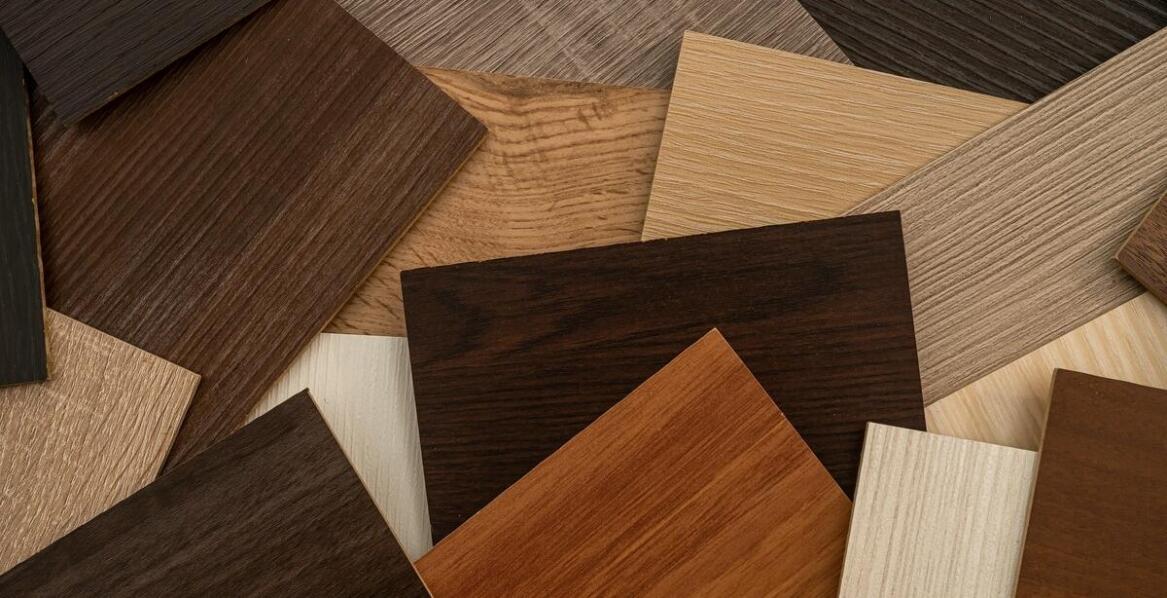 Jakie są różnice między płytami OSB a sklejką w kontekście zastosowań budowlanych?