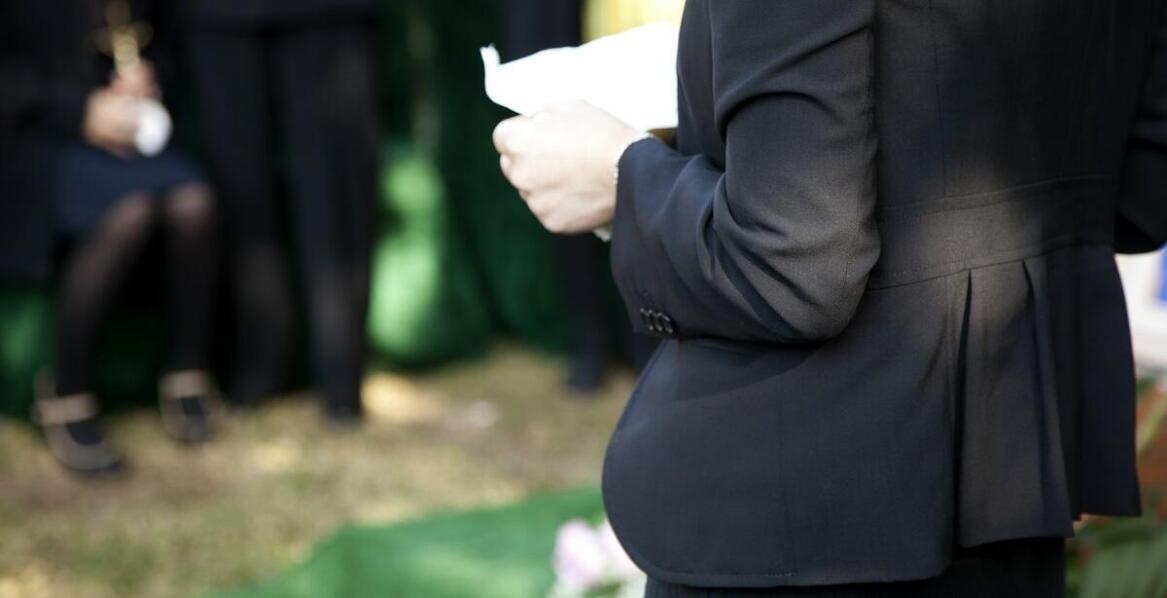 Jakie są korzyści z wynajmu nagłośnienia podczas ceremonii pogrzebowej?