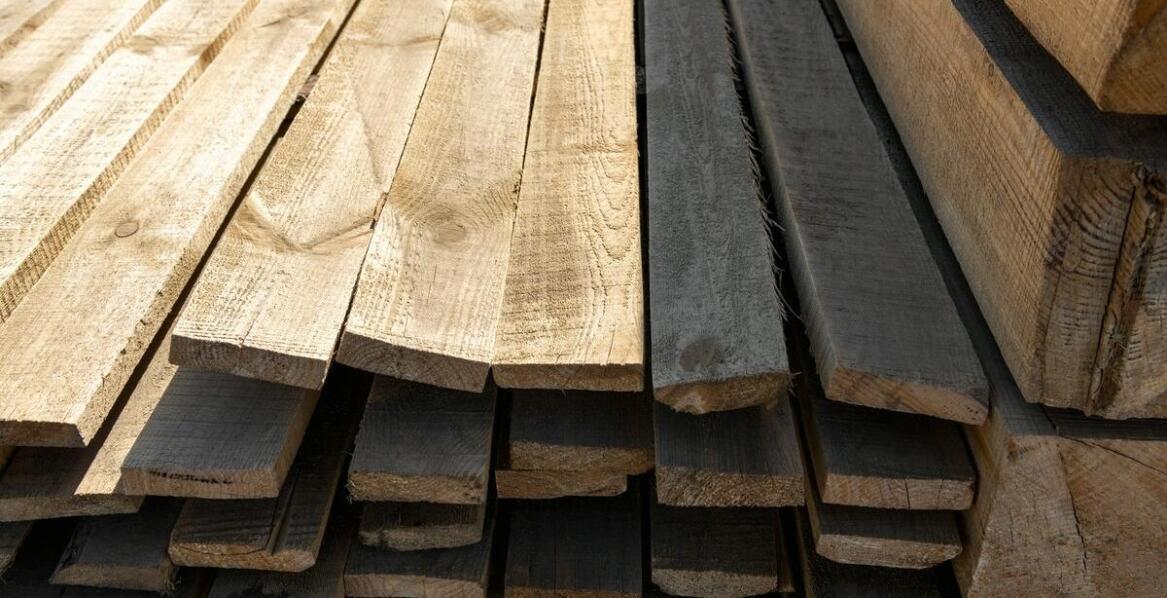 Jakie są różnice między deskami sosnowymi a dębowymi w kontekście budownictwa?