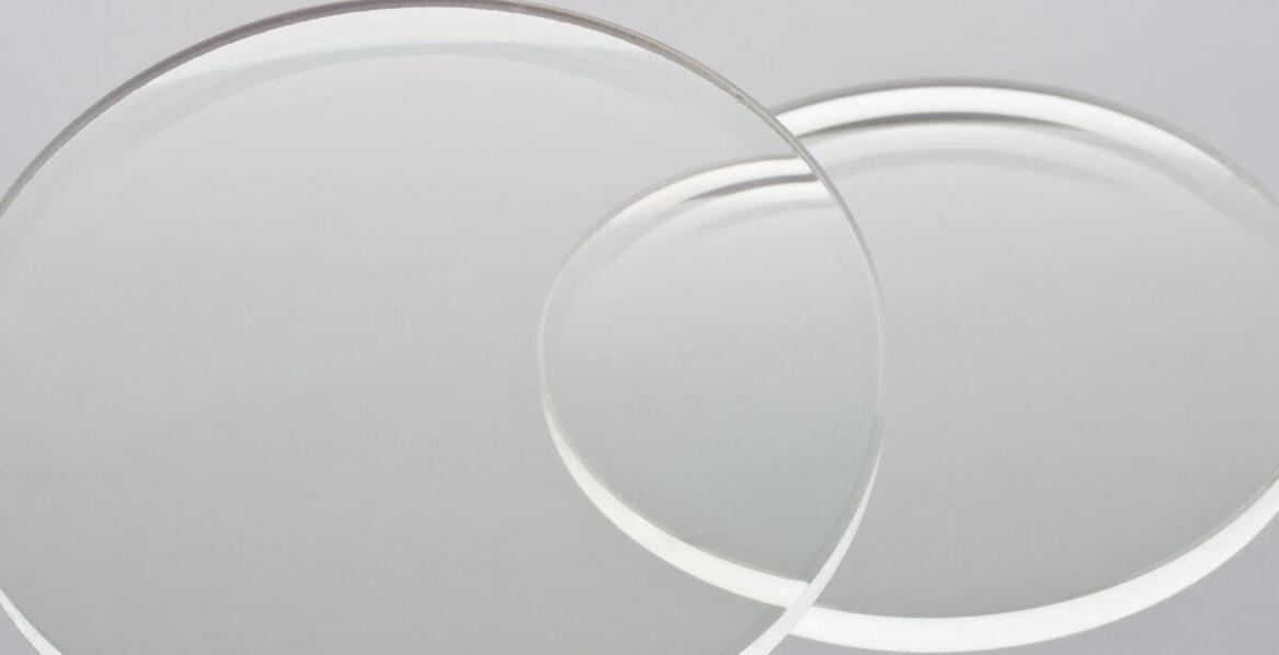 Jakie są najważniejsze cechy soczewek okularowych dla osób z krótkowzrocznością?