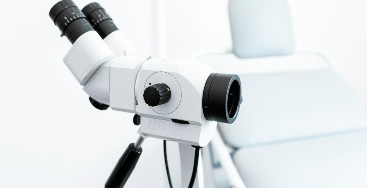 Rola mikroskopu w stomatologii – dlaczego jest to istotne w gabinecie na Woli?