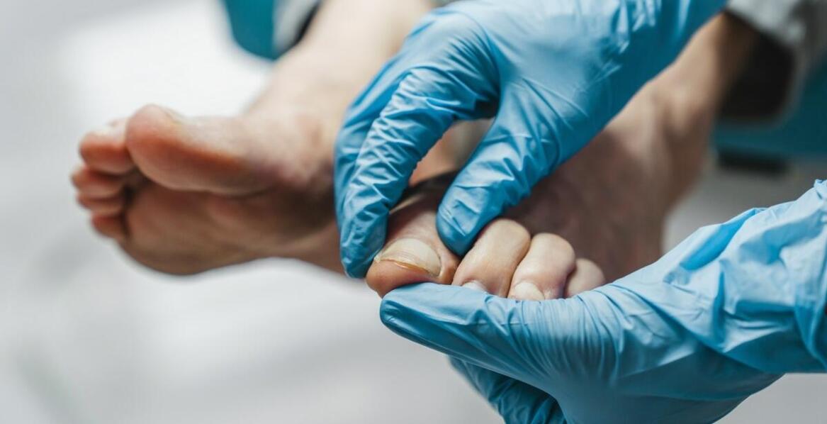 Jakie są korzyści z konsultacji z doświadczonym podologiem dla sportowców?