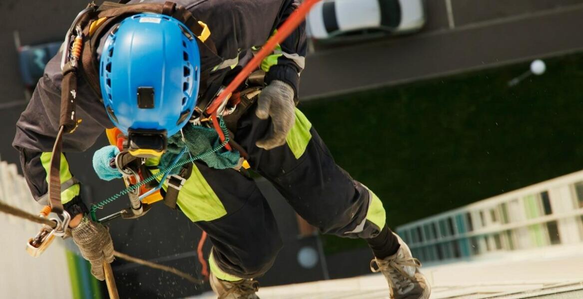 Jakie są najczęstsze błędy popełniane podczas prac wysokościowych i jak ich unikać?