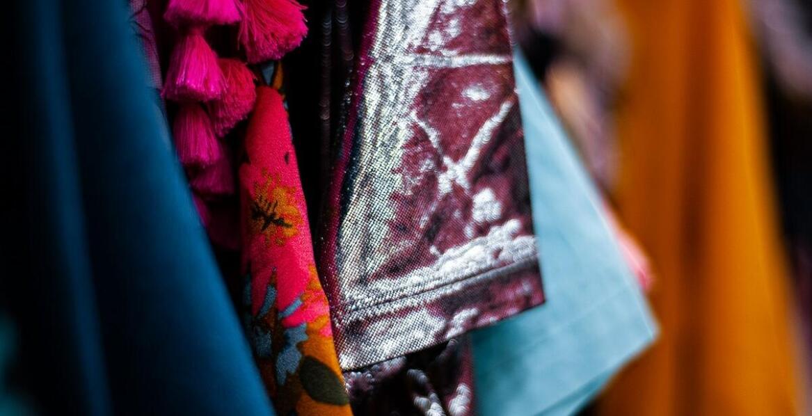 Jakie trendy w kolorystyce sukienek będą modne w nadchodzących sezonach?