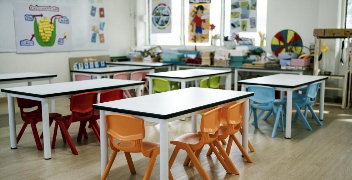 Jakie są zalety mobilnych stojaków na monitory w edukacji?