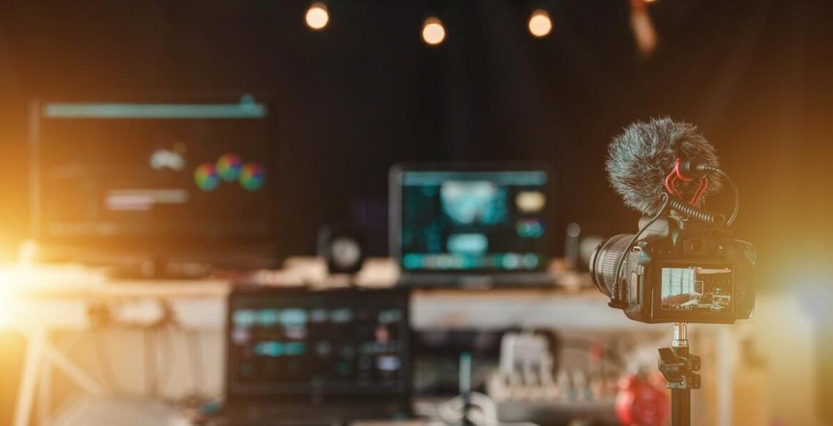 Jakie są zalety korzystania z banku głosów lektorskich dla twórców podcastów?