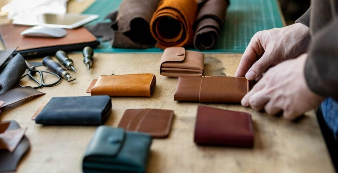 Breloczki do kluczy a identyfikacja wizualna firmy – jak je skutecznie zastosować?