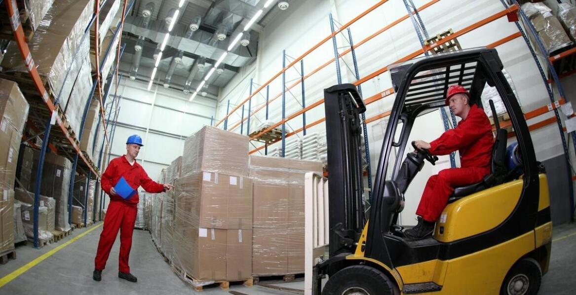 Sprzątanie powierzchni magazynowych a przepisy BHP – co warto wiedzieć?