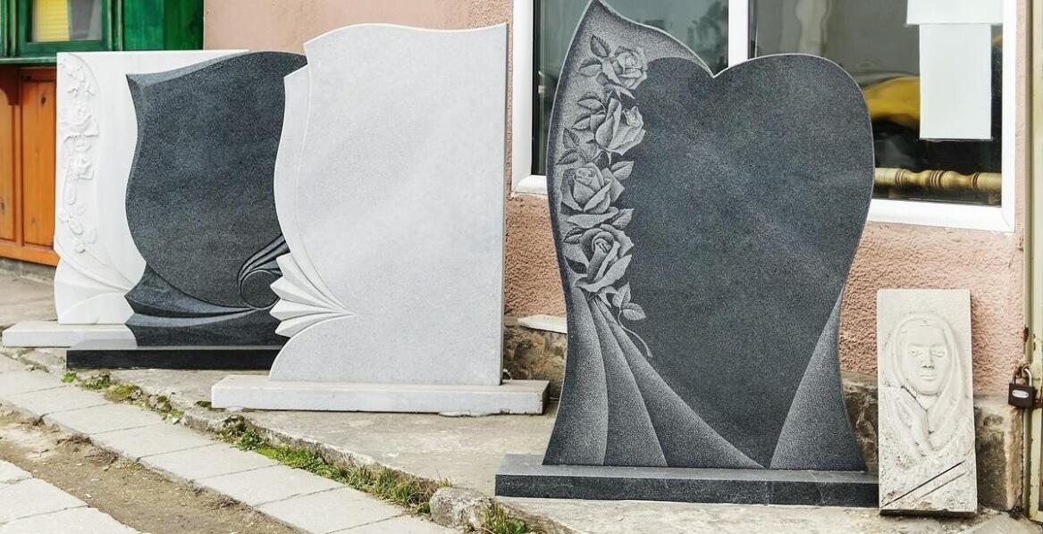 Nagrobki z naturalnego kamienia – różnice między marmurem a granitem
