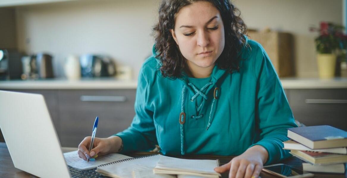 Jakie są wyzwania związane z nauką online w pedagogice i jak je pokonać?