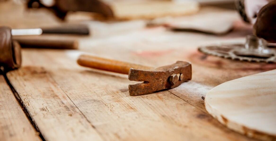 Jakie są korzyści z wyboru lokalnego tartaku przy zakupie drewna?