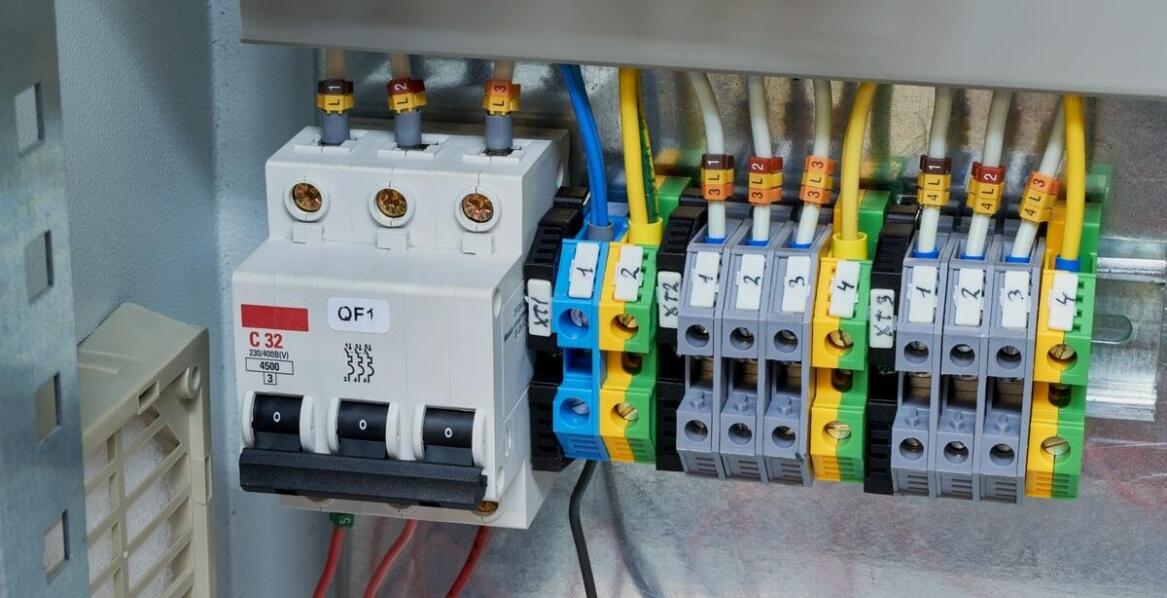 Przekaźniki elektromagnetyczne jako kluczowy element zasilania impulsowego: zasady działania i zalety