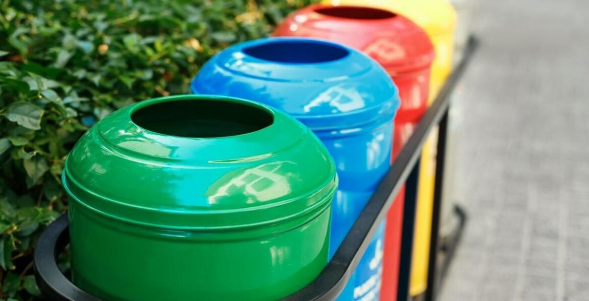 Jakie są zalety stosowania pojemników na odpady niebezpieczne w procesie produkcji?