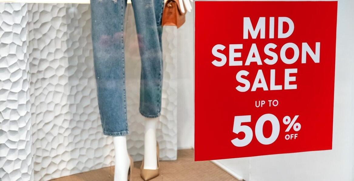 Dlaczego warto inwestować w folię okienną przy projektowaniu szyldów reklamowych?