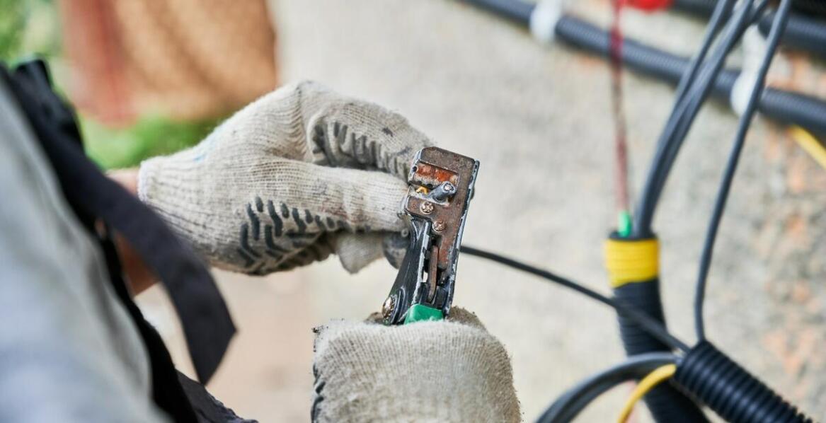 Jakie są najlepsze praktyki przy używaniu szczypiec do usuwania izolacji?