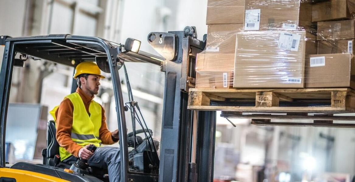 Jakie są różnice między wózkami elektrycznymi a spalinowymi podnośnikowymi?