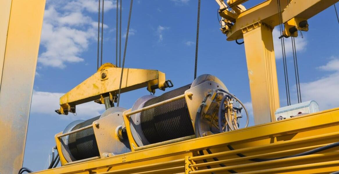 Wciągarka linowa elektryczna a osprzęt dodatkowy – co warto mieć pod ręką?