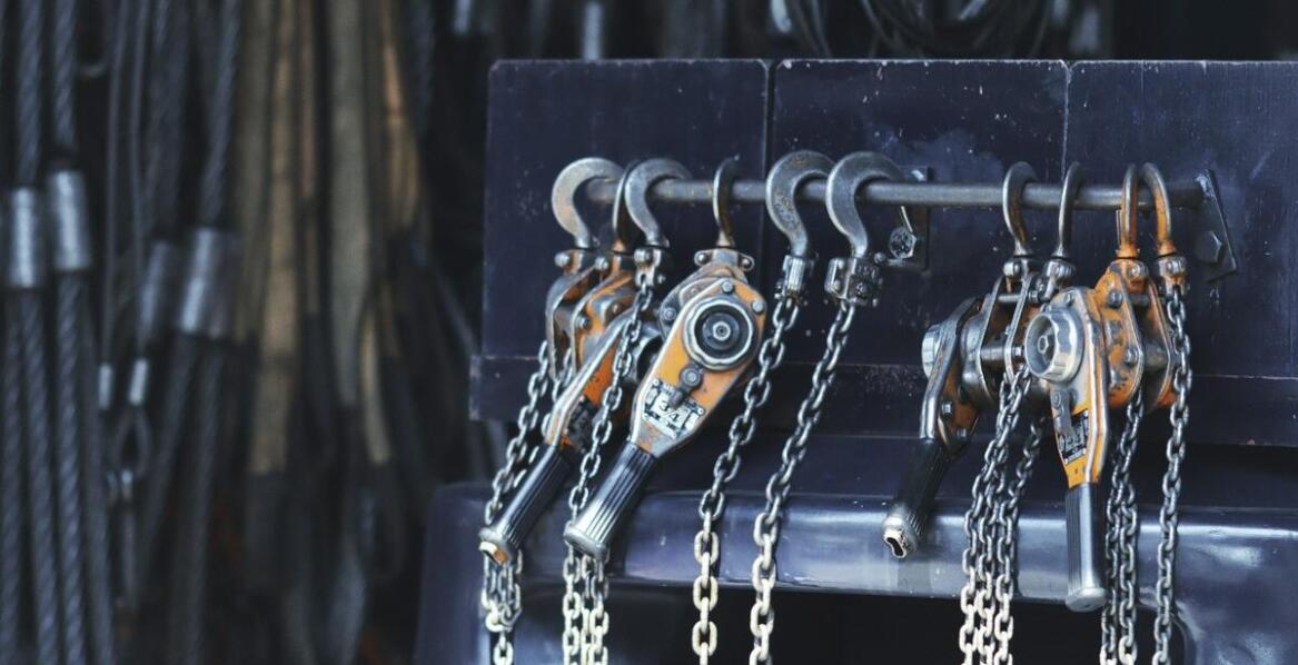 Zastosowanie wciągnika łańcuchowego ręcznego w transporcie materiałów budowlanych