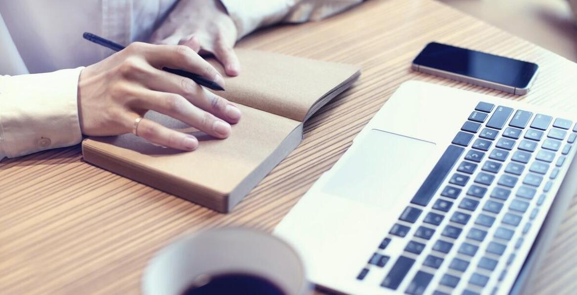 Tłumacz przysięgły języka francuskiego na polski – ile kosztuje usługa?