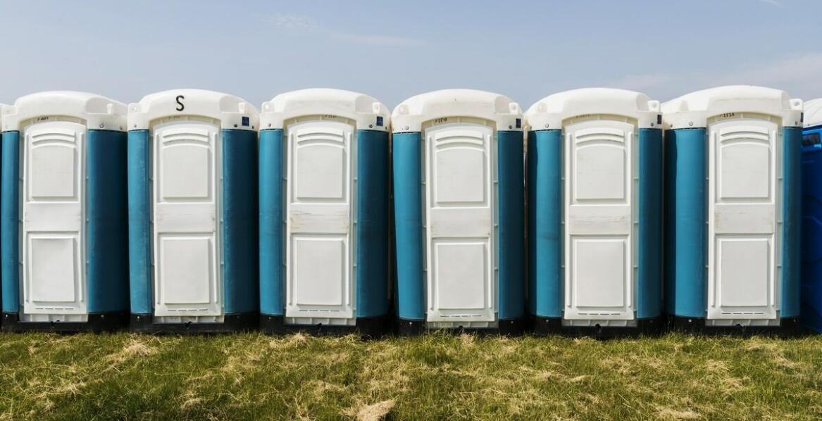 Kiedy warto zdecydować się na wynajem toalet przenośnych i jakie są tego zalety?