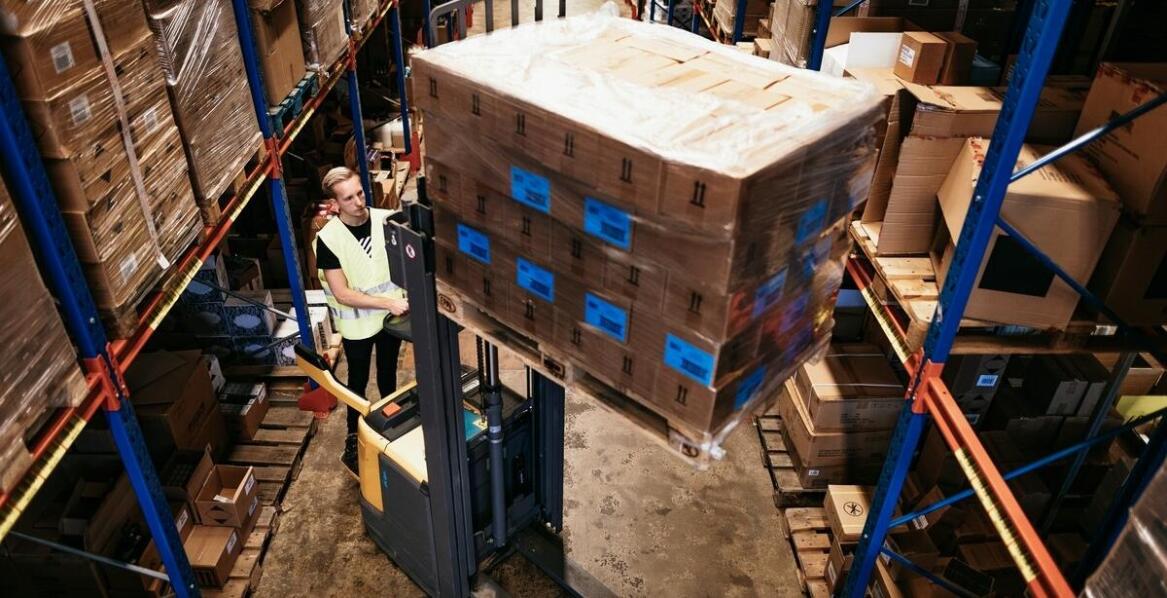 Wózki logistyczne a ergonomia pracy – jak poprawić komfort pracowników?