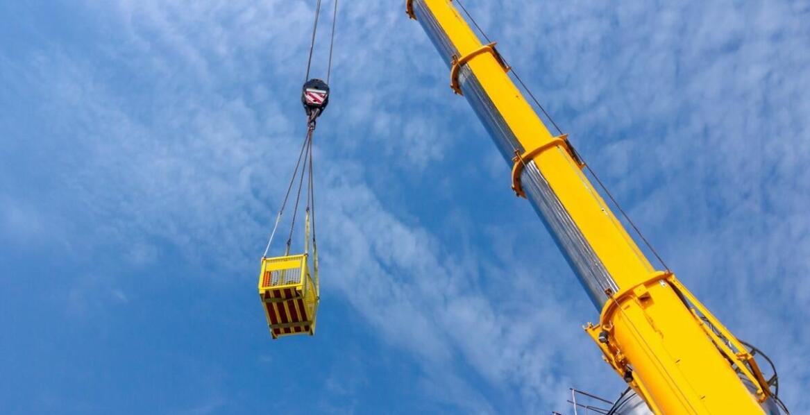 Jakie technologie wspierają dźwigi wynajmowane w Warszawie?