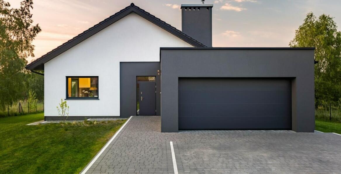 Jak bramy uchylne mogą poprawić komfort korzystania z garażu?