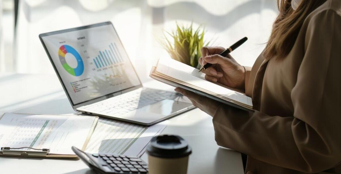 Jak doradca inwestycyjny może wspierać proces podejmowania decyzji finansowych w firmie?