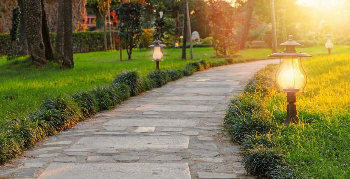 Jakie korzyści przynosi zastosowanie oświetlenia kostki brukowej w przestrzeniach publicznych?